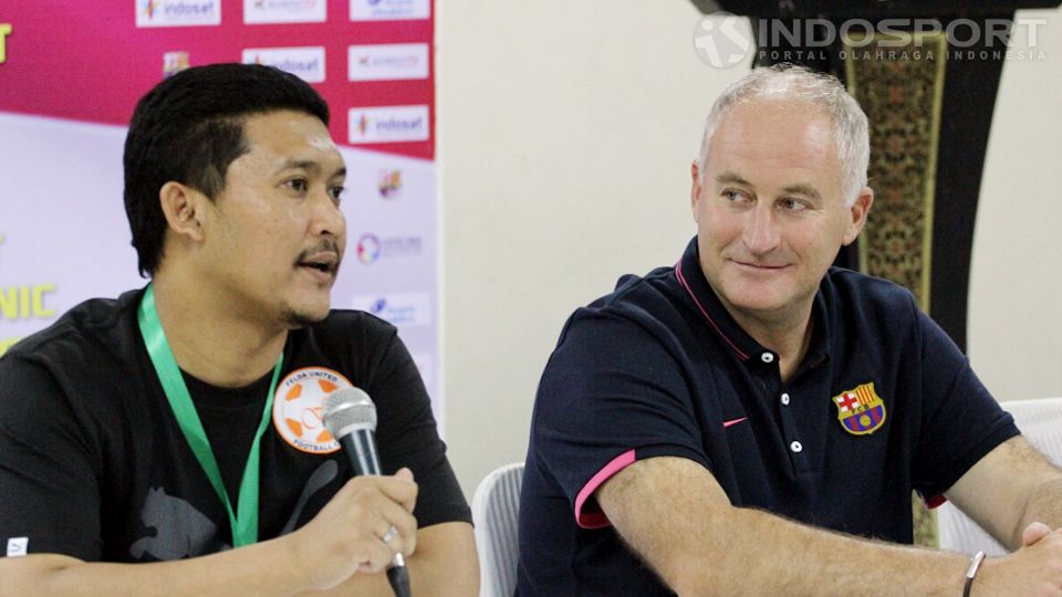 Pelatih Tim Futsal Felda United, Haji Zulkarnaen berikan keterangan usai dikalahkan Barcelona. Copyright: &copy; Herry Ibrahim/INDOSPORT